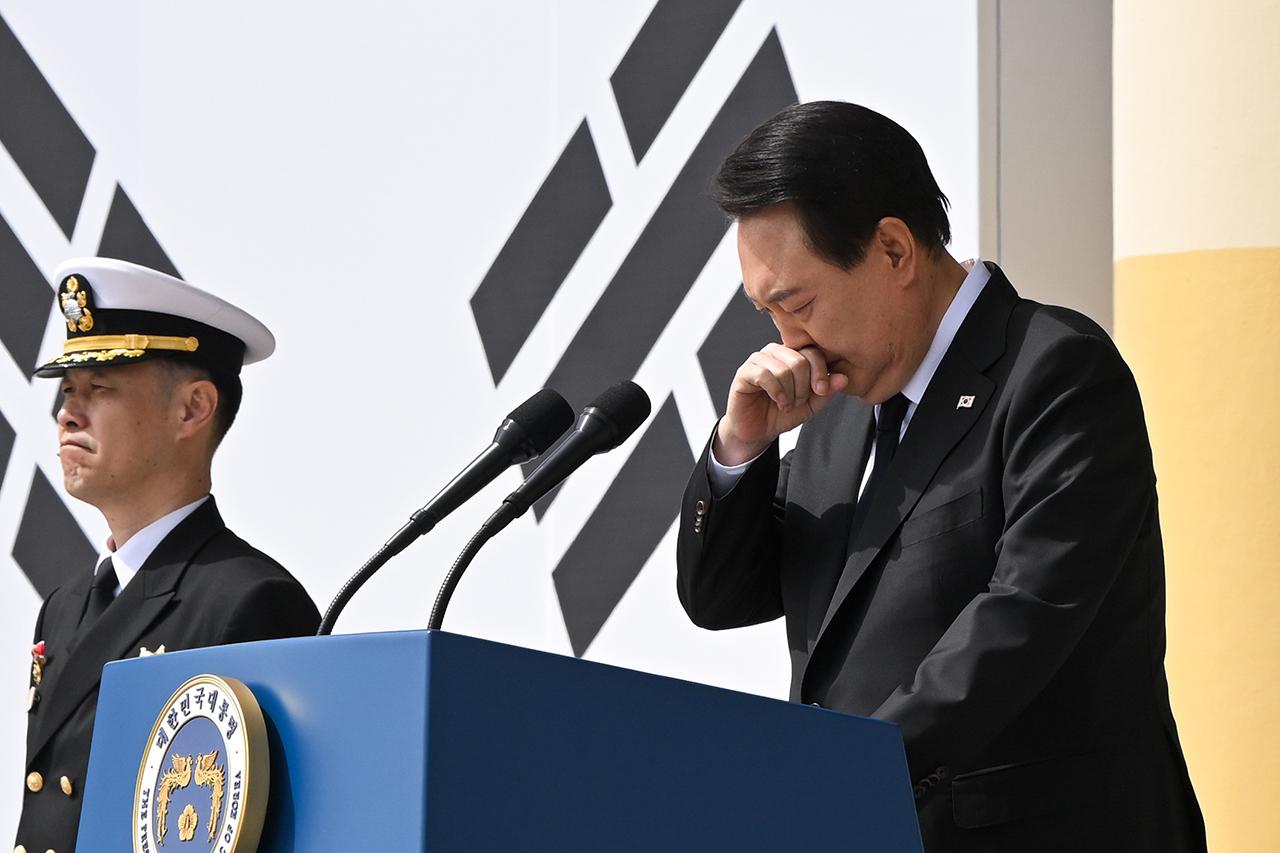 윤석열 대통령이 지난 24일 국립대전현충원에서 열린 ‘제8회 서해수호의 날 기념식’에 참석해 서해 수호 용사들의 이름을 부르기 전 울먹이고 있다. 대통령실 제공.