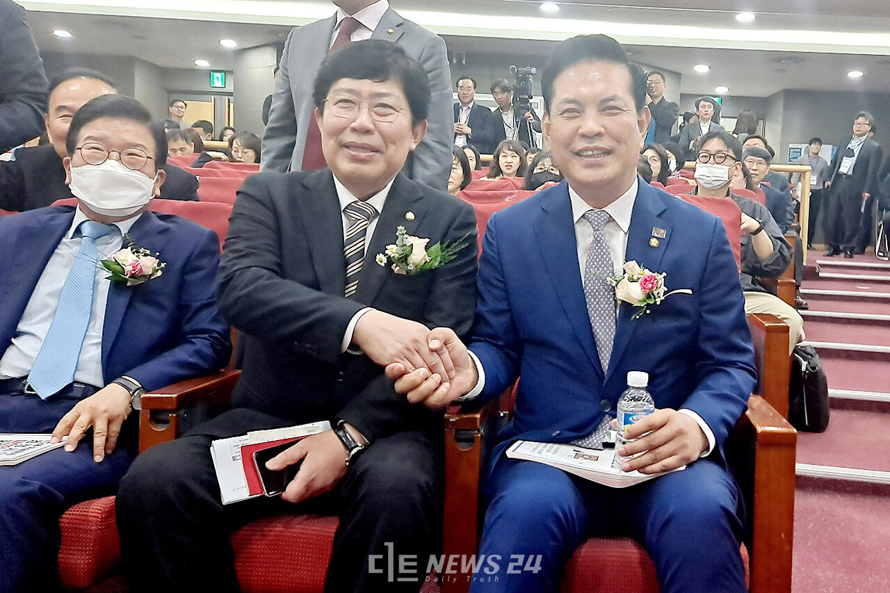 윤창현 국민의힘 의원과 박영순 더불어민주당 의원(오른쪽)이 30일 국회 의원회관에서 ‘반도체 기술 패권 시대 대전의 역할’ 토론회를 공동 주최했다. 류재민 기자.