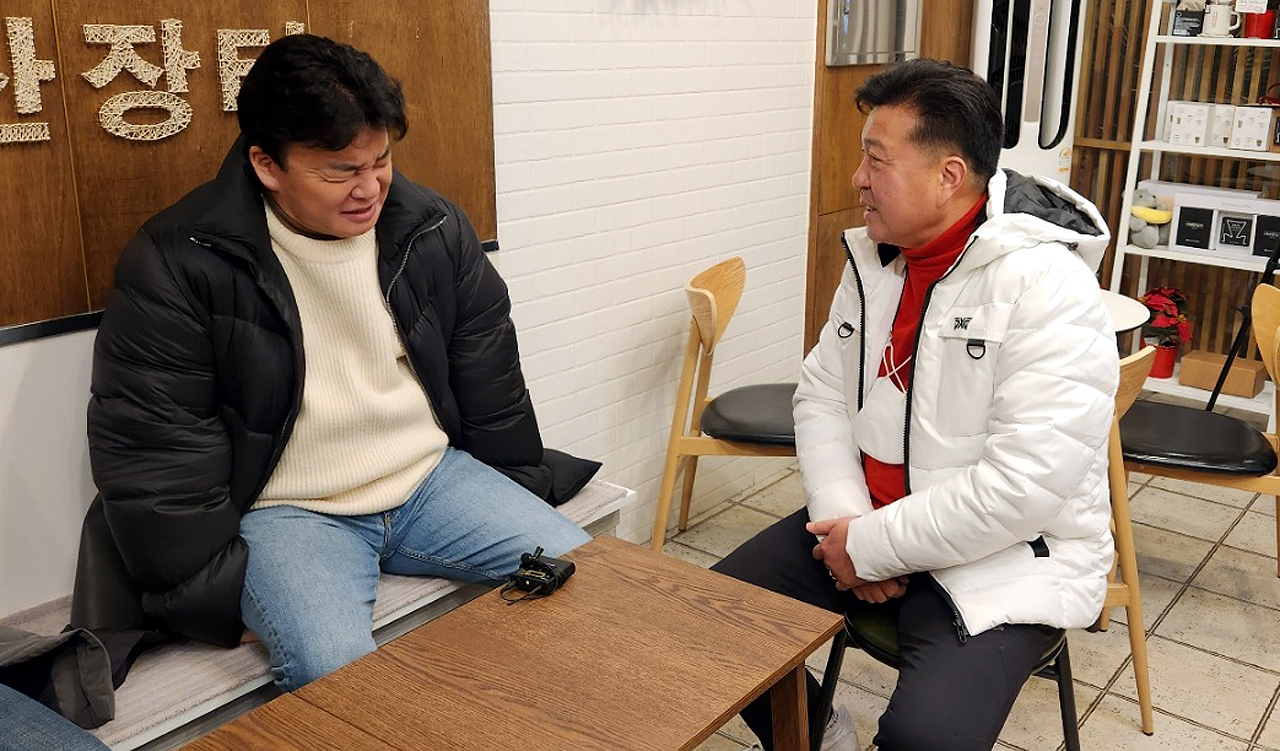 백종원 더본코리아 대표(왼쪽)와 최재구 예산군수가 예산상설시장 운영 방향에 대해 이야기 하는 모습. 예산군 제공.