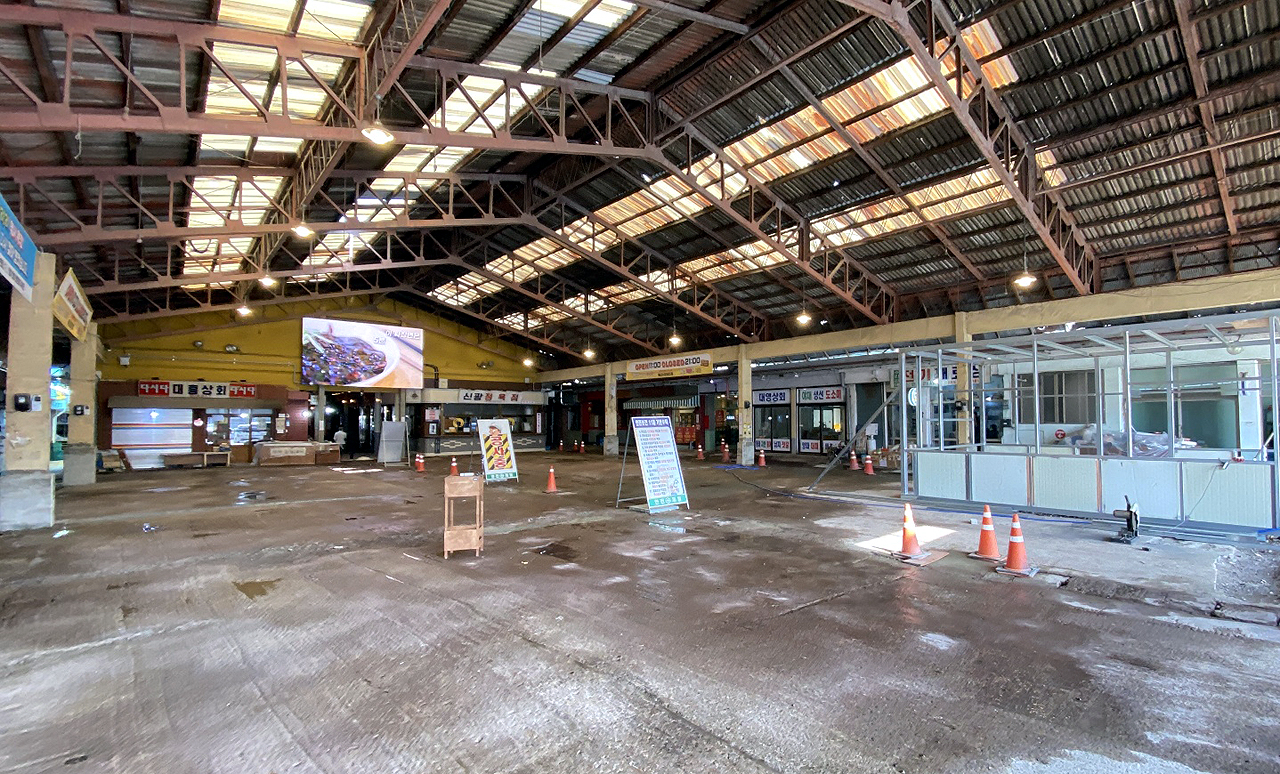 오는 4월 1일 재개장 하는 예산상설시장이 1개월 간의 새단장을 마치고 마무리 작업에 한창이다. 예산군 제공.