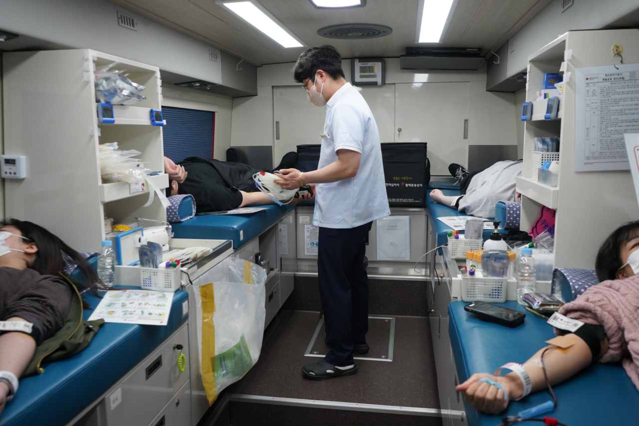 대전일자리경제진흥원 직원들이 31일 헌혈을 하고 있는 모습. 진흥원 제공.