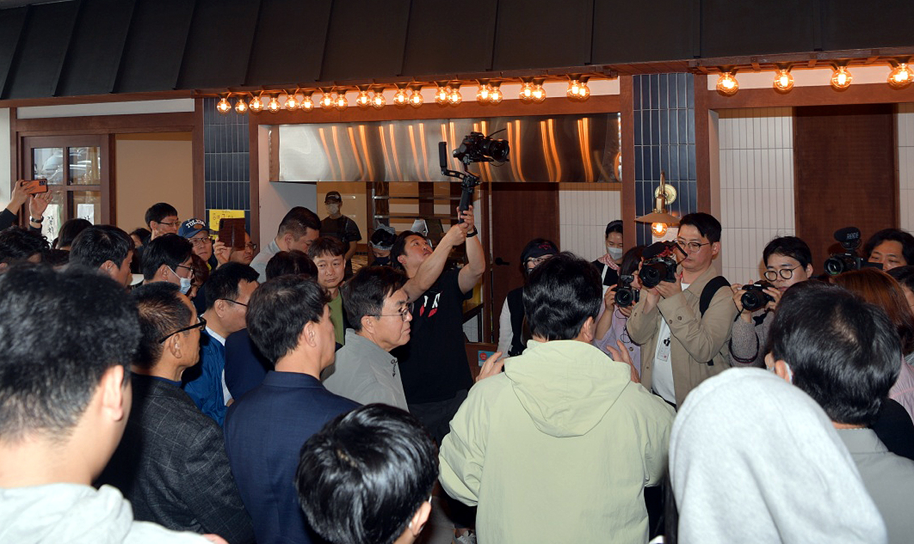 이날 재개장 현장은 사람들의 발길이 몰린 만큼 취재 열기도 뜨거웠다. 예산군 제공.