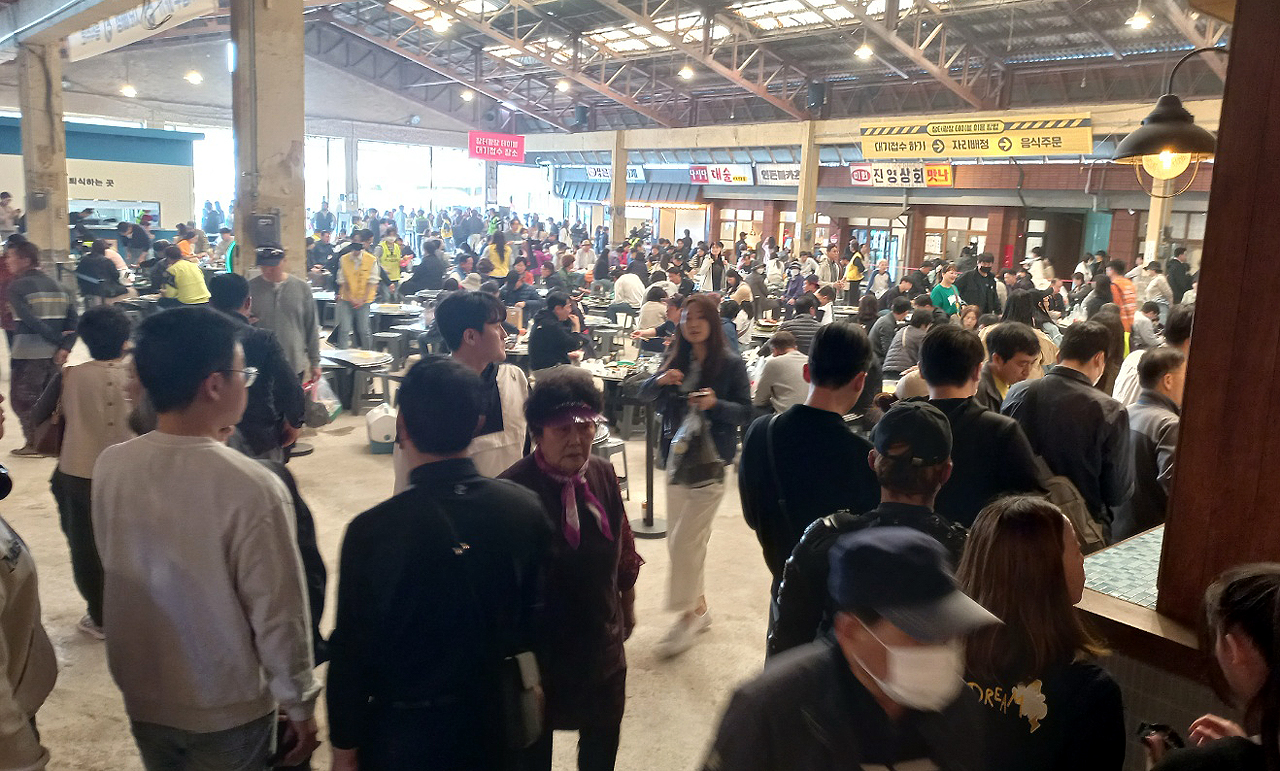 발 디딜 틈이 없을 정도로 매장을 매운 사람들. 예산군 제공.