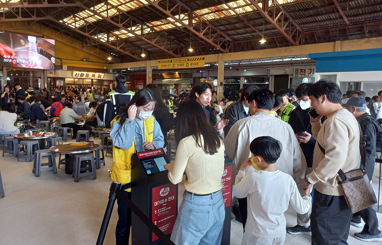 주문을 위해 줄을 서고 있는 사람들. 예산군 제공.