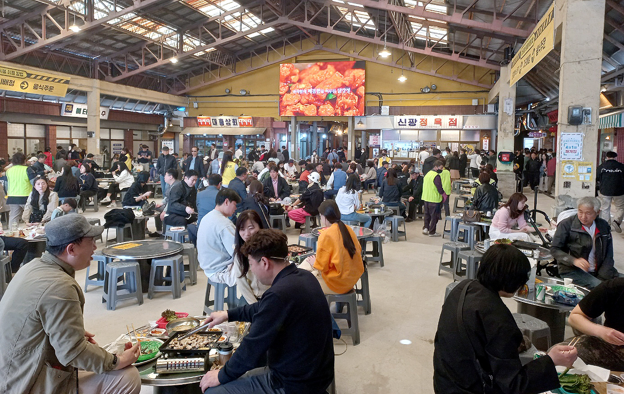 4월 1일 재개장한 예산상설시장에 구름인파가 몰리며 대흥행을 예고했다. 예산군 제공.