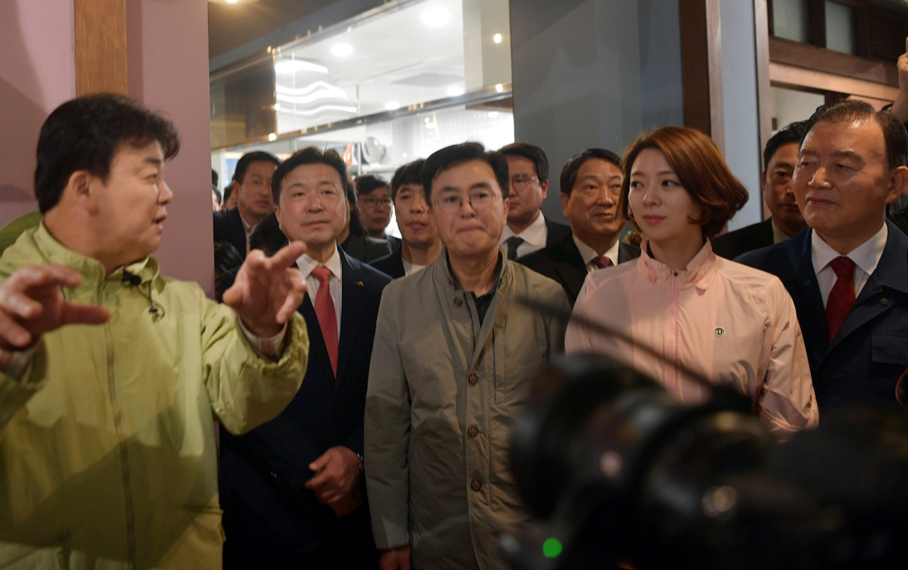 재개장 현장에서 매장을 점검하고 있는 백종원 더본코리아대표(왼쪽)와 최재구 예산군수, 김태흠 충남지사, 배현진 국회의원, 홍문표 국회의원. 예산군 제공.