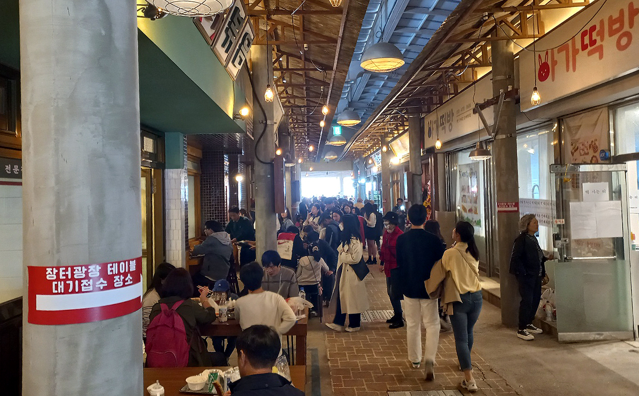 새로 오픈한 예산시장은 야외 테이블도 추가했으며, 대기접수 시스템을 적용했다. 예산군 제공.