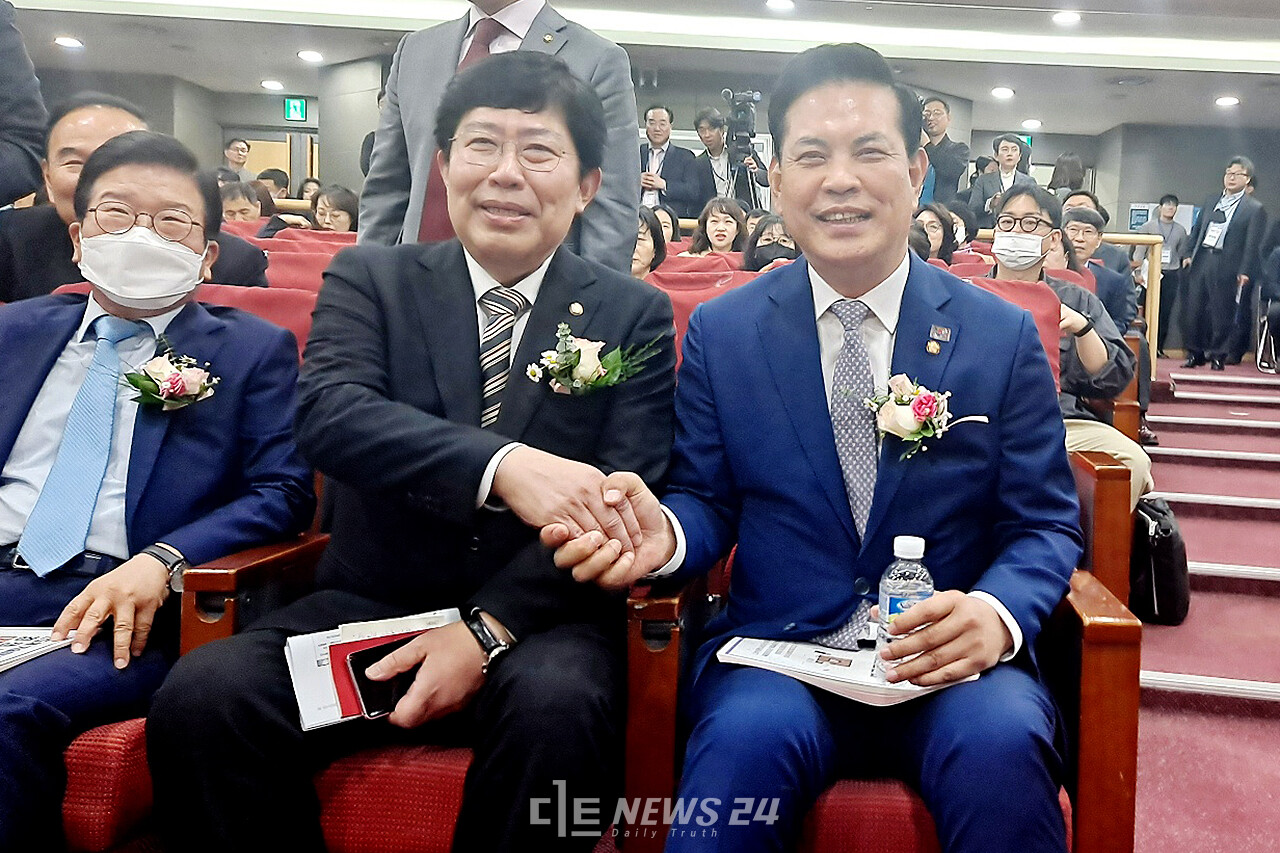 윤창현 국민의힘 의원(가운데)과 박영순 더불어민주당 의원(오른쪽)이 지난달 30일 국회 의원회관에서 ‘반도체 기술 패권 시대 대전의 역할’ 토론회를 공동 주최하며 협치의 신호탄을 쏘아 올렸다. 류재민 기자.