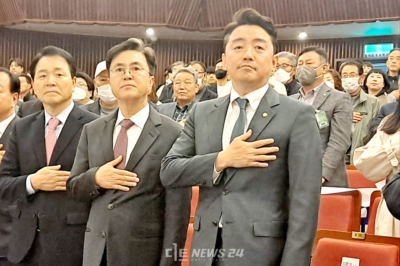 성일종 국민의힘 의원(맨 왼쪽)과 강훈식 더불어민주당 의원(맨 오른쪽), 김태흠 충남지사는 지난달 14일 ‘주한미군기지 이전에 따른 평택시 등의 지원 등에 관한 특별법’ 개정을 위한 토론회를 열었다. 류재민 기자.