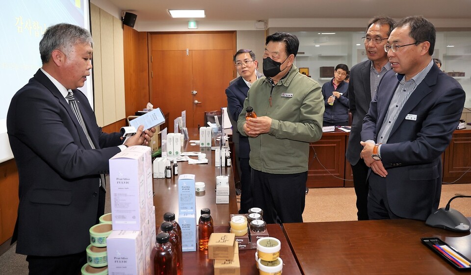 가세로 태안군수(가운데)가 피트원료 상용품에 대한 설명을 듣고 있다. 태안군 제공.