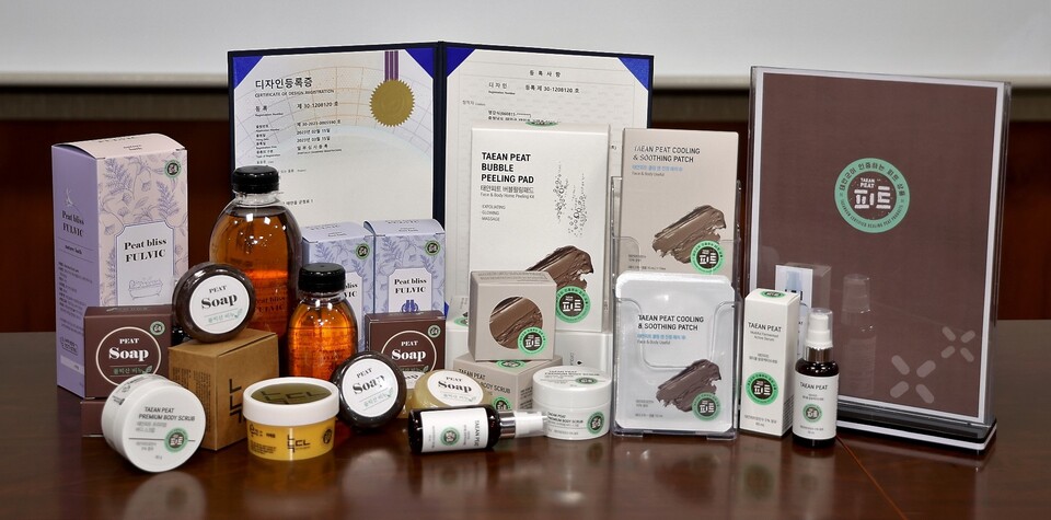 피트를 활용해 상용화된 제품들. 태안군 제공.