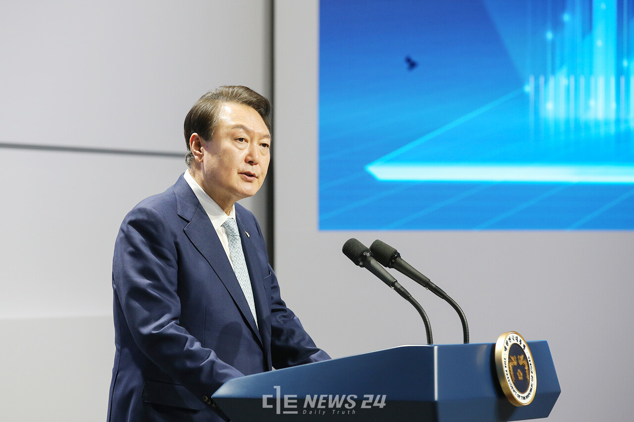 윤석열 대통령은 4일 충남 삼성디스플레이 아산캠퍼스에서 열린 삼성디스플레이와 소재·부품·장비 협력업체 간 4조 1천억 규모 신규 투자 협약식에 참석해 “충남을 미래 신산업 핵심 거점으로 키워나갈 것”이라고 밝혔다. 황재돈 기자.