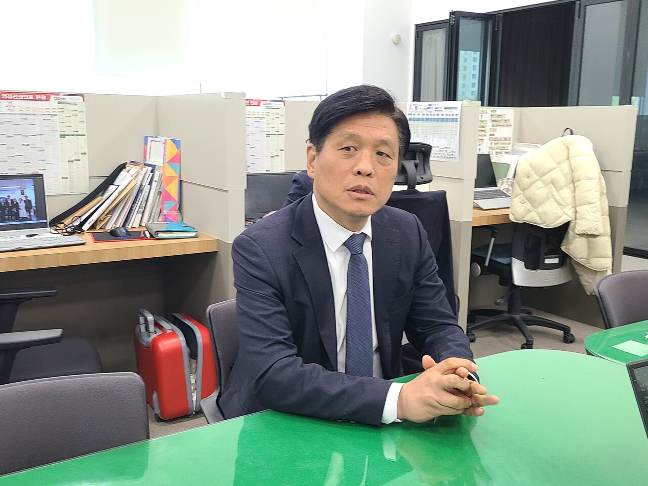 더불어민주당 조승래 국회의원(대전 유성갑)이 10일 대전시청 기자실을 찾아 내년 총선 전망에 대해 밝히고 있다. 한지혜 기자.