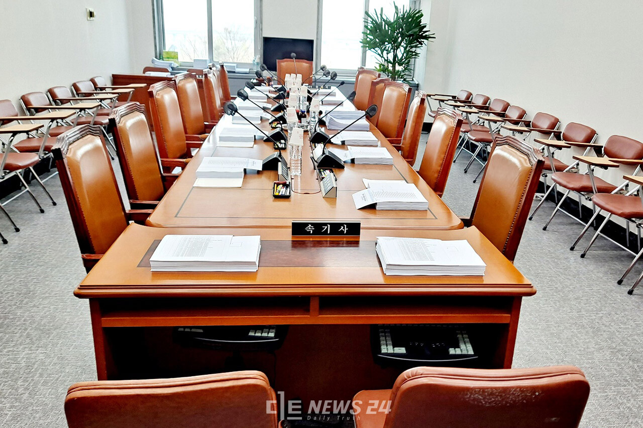 국회가 내년 총선을 1년 앞두고 선거제 개편 논의를 시작했다. 정치권 안팎에서는 여야의 이해관계와 의원들마다 입장 차가 커 기존 소선거구제를 유지할 공산이 높을 것으로 보고 있다. 다만, 정치 개혁과 선거제 개편에 대한 국민적 요구가 커 논의 결과에 관심이 쏠리고 있다. 자료사진.