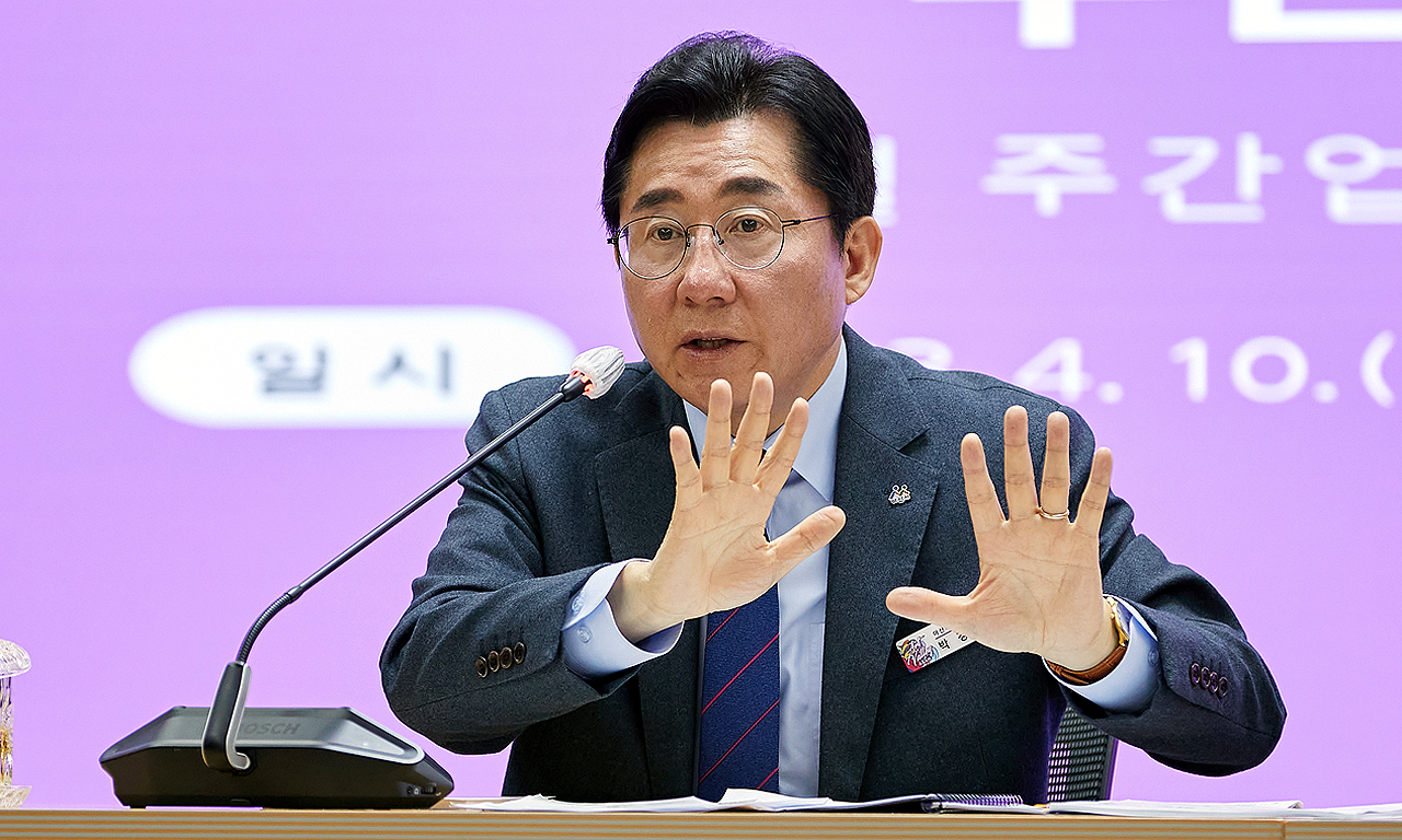 박경귀 아산시장은 10일 4월 두 번째 간부회의에서 “김태흠 충남지사의 민선8기 핵심 공약인 ‘베이밸리 메가시티’ 사업에 아산이 원하는 3개 핵심사업이 반드시 포함돼야 한다”며 역제안 신규사업 발굴을 지시했다. 아산시 제공.