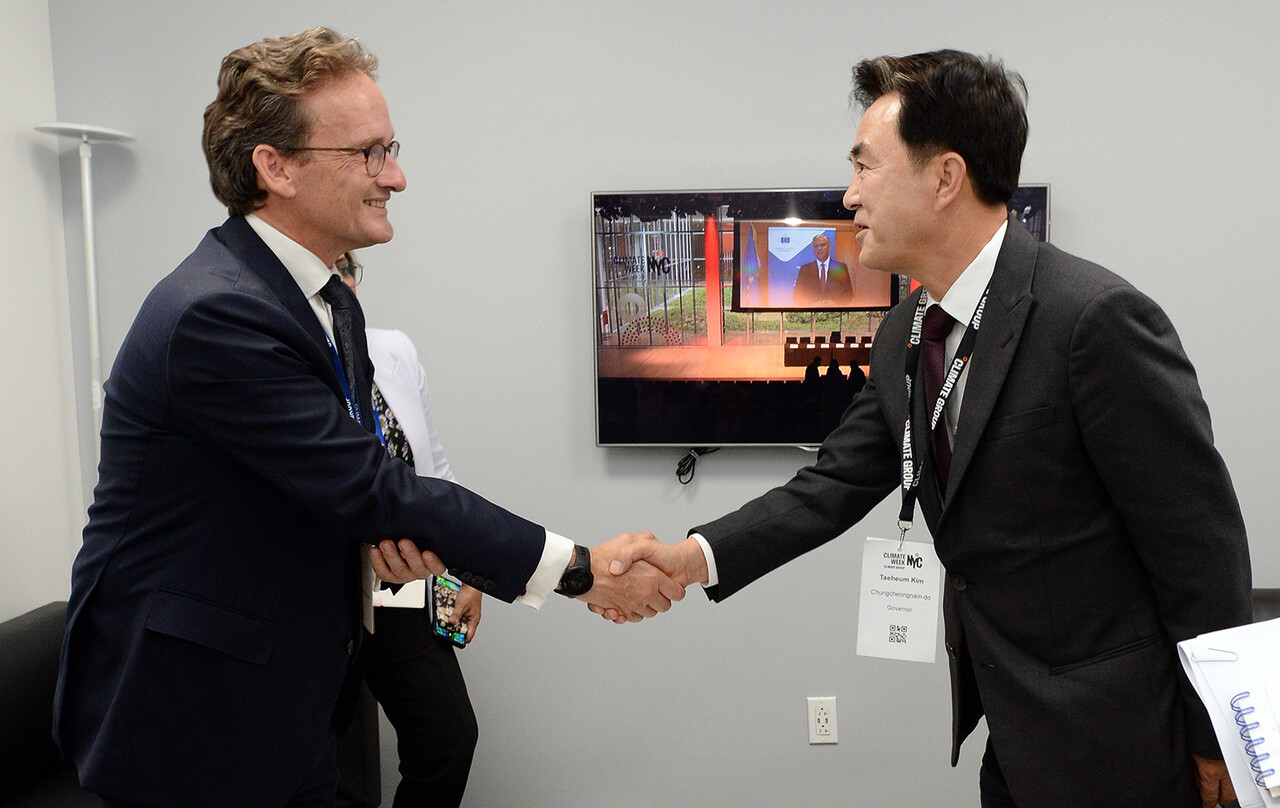김태흠 충남지사가 지난해 9월 팀 애쉬 비 언더2연합 사무국장과 만나 악수를 하고 있는 모습. 충남도 제공.