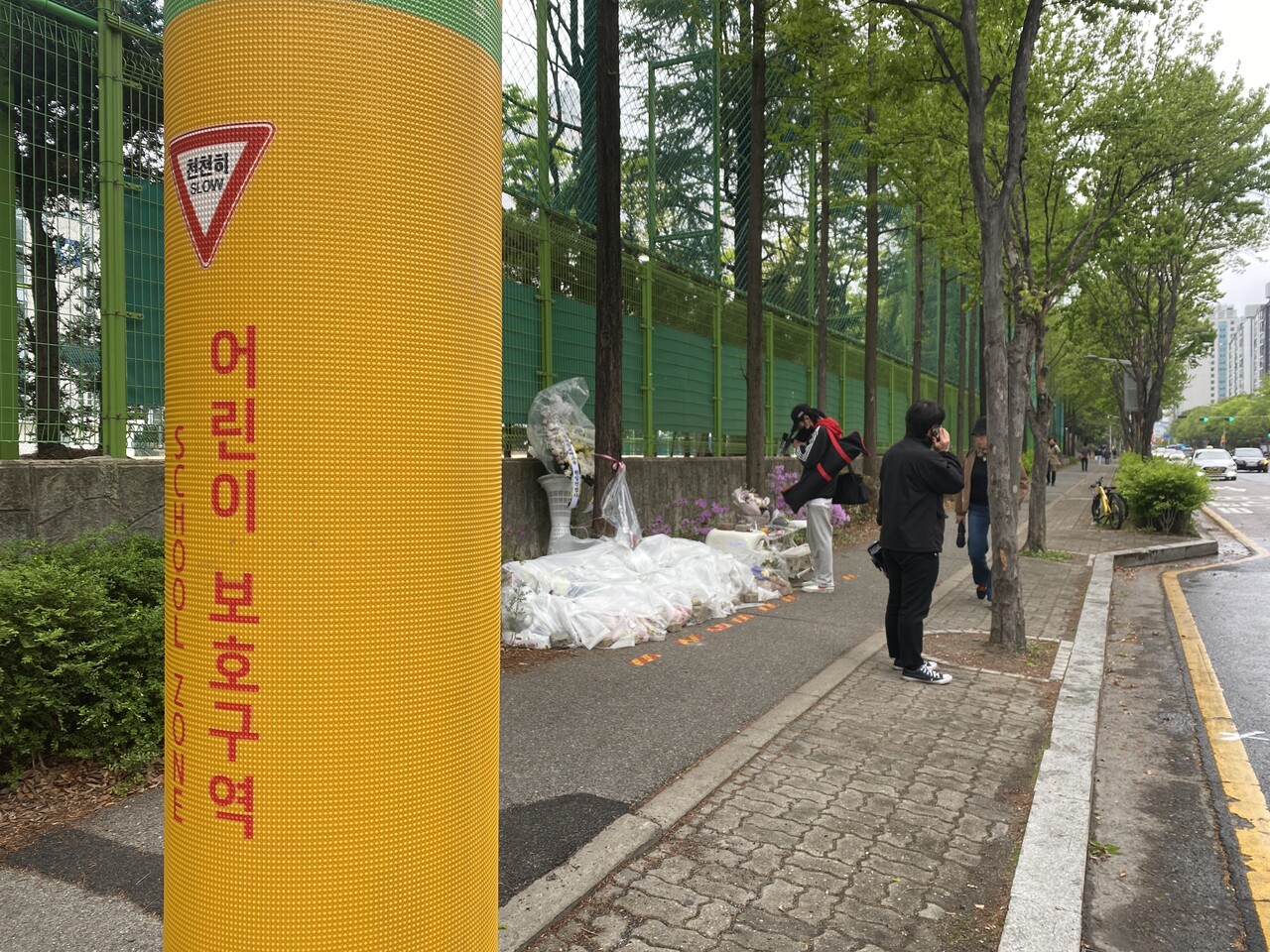 지난 8일 사고가 발생한 대전 서구 둔산동 어린이보호구역. 현장에 시민들이 놓고 간 추모 꽃과 물건이 놓여있다. 최찬룡 영상기자.