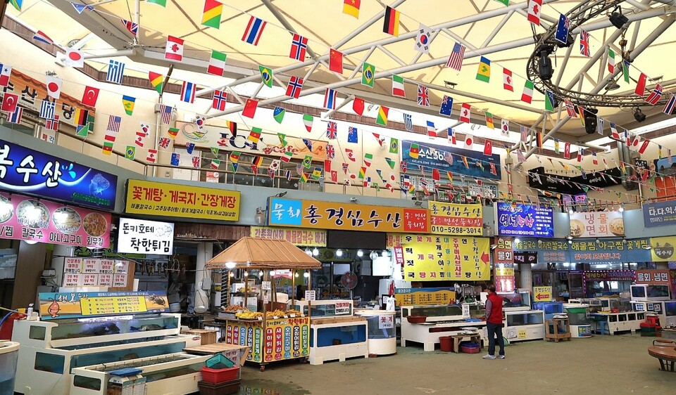 안면도 수산시장. 태안군 제공.