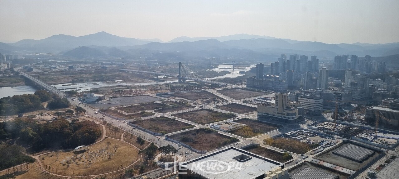 나성동 어반아트리움 거리와 도시상징광장, 미지의 중심상업용지 전경. 이희택 기자. 