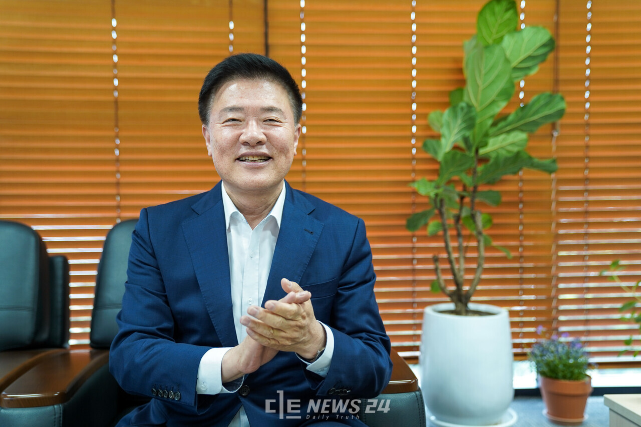 디트뉴스와 인터뷰를 하고 있는 김학민 DSC지역혁신플랫폼 총괄운영센터장. 황재돈 기자.