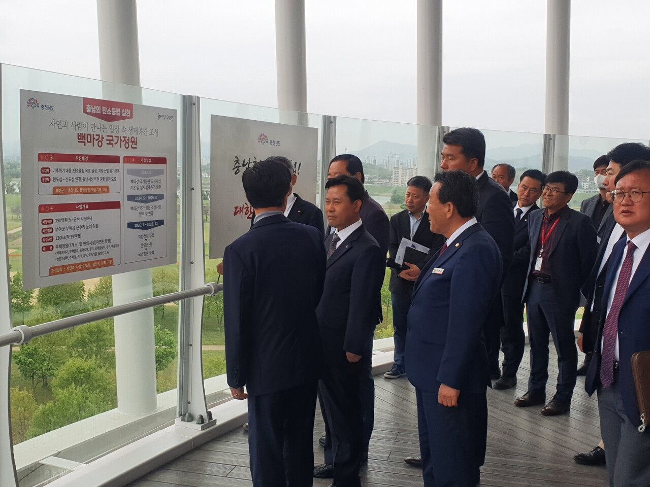 김태흠 충남지사와 박정현 부여군수가 백마강생태 국가정원 부지 인근에 마련된 전망탑에 올랐다. 김 지사는 국가정원 규모 확대와 지원을 약속했다. 부여군 제공.