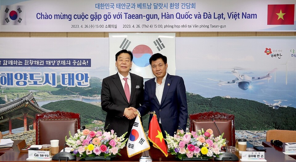 가세로 태안군수(왼쪽)과 응우옌 반 손(Nguyen Van Son) 베트남 달랏시 부시장. 태안군 제공.