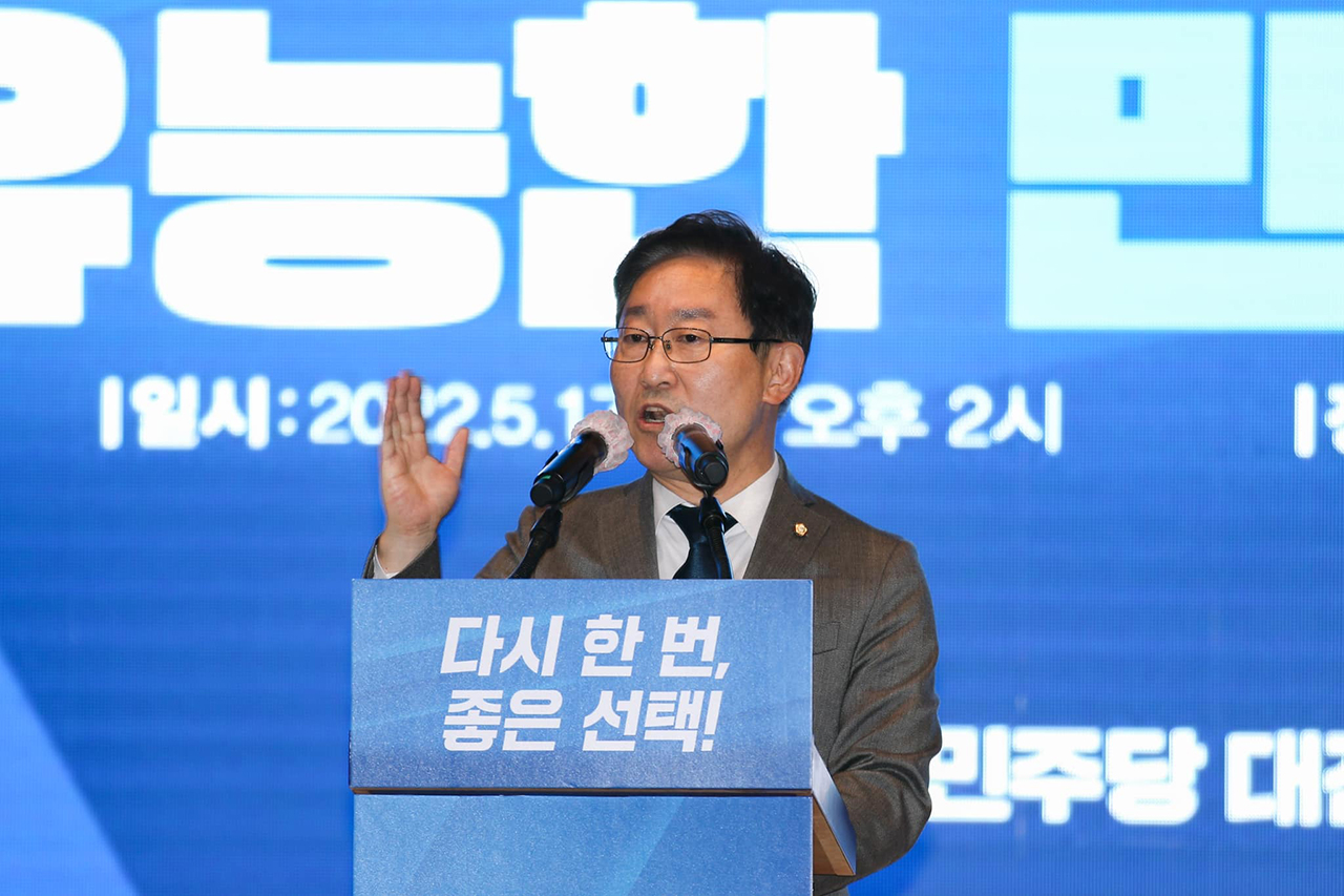 충청권이 오는 28일 열리는 더불어민주당 원내대표 선거에 시선을 집중하고 있다. 새 원내대표는 이재명 대표와 함께 내년 총선 지휘봉을 잡아 선거를 진두지휘하는 역할을 하기 때문이다. 충청권에서는 3선 박범계 의원이 출사표를 던졌다. 박 의원 페이스북.