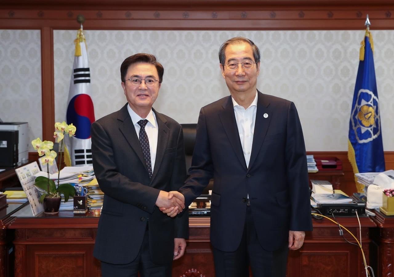 김태흠 충남지사가 27일 한덕수 국무총리를 만나 조속한 ‘화력발전 폐쇄지역 특별법’ 제정을 촉구했다. 이와 함께 대통령 충남공약인 국립치의학연구원 유치와 충남국립의대 신설, SOC 예타 면제 등 지역 현안사업의 지원을 당부했다. 김 지사 페이스북 갈무리.