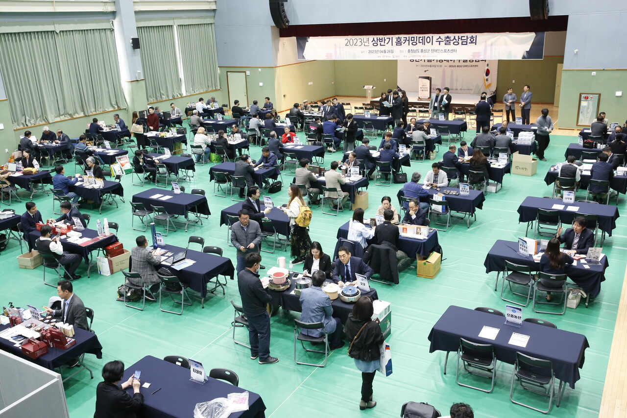 충남도와 홍성군은 27일 홍성군 장애인스포츠센터에서 세계한인무역협회 회원 기업과 수출 상담을 벌여 총 576만 6000달러의 수출 협약을 체결했다고 밝혔다.충남도 제공.