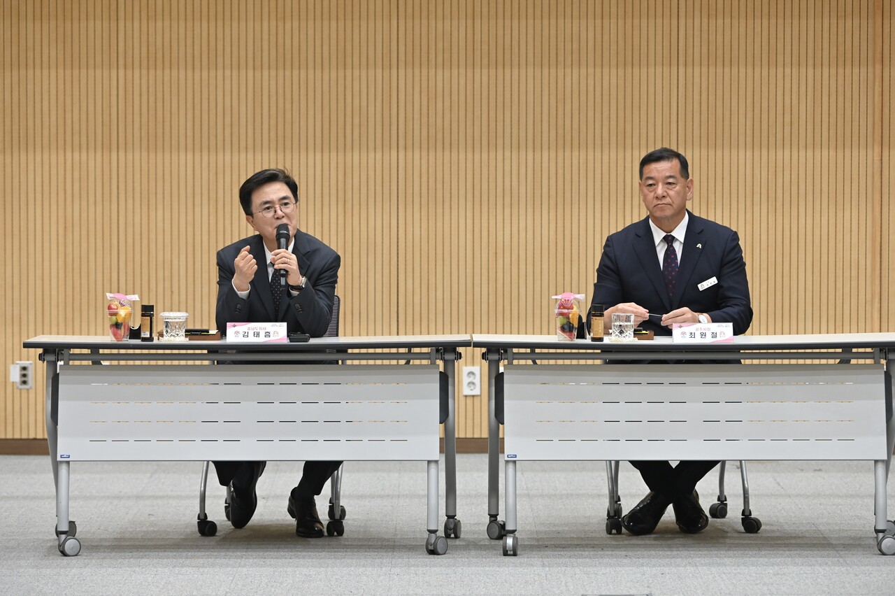 왼쪽부터 김태흠 충남지사, 최원철 공주시장. 공주시 제공.