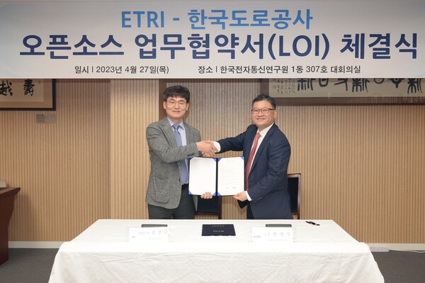 ETRI 한성수 소장(우측)과 한국도로공사 김장환 기획본부장(좌측)이 오픈소스 업무협약 모습.