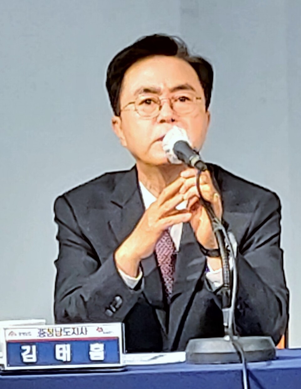 김태흠 충남도지사가 2일 태안문화예술회관에서 기자 간담회를 열고 가로림만 연륙교 건설에 대한 입장을 밝히고 있다. 최종암 기자.