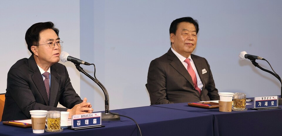 김태흠 충남도지사(좌측)가 2일 태안문화회관에서 기자회견을 열고 안면도 관광지개발에 대한 입장을 밝히고 있다. 태안군 제공.