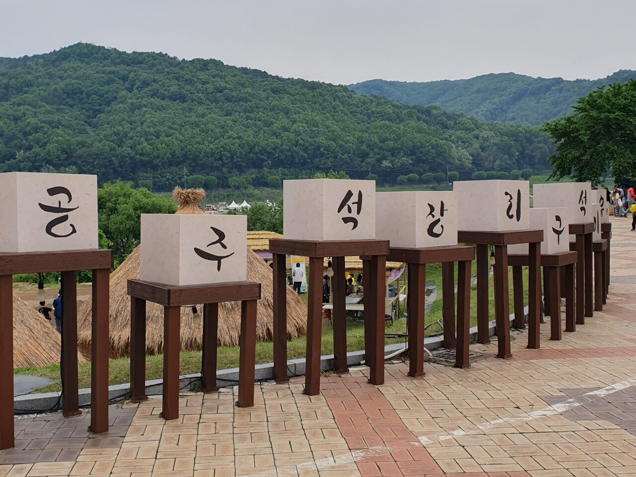 공주시 금강변 석장리동에 위치한 석장리 박문관 모습. 바로 아래 금강이 흐르고 있어 경관이 훌륭하다. 김다소미 기자. 