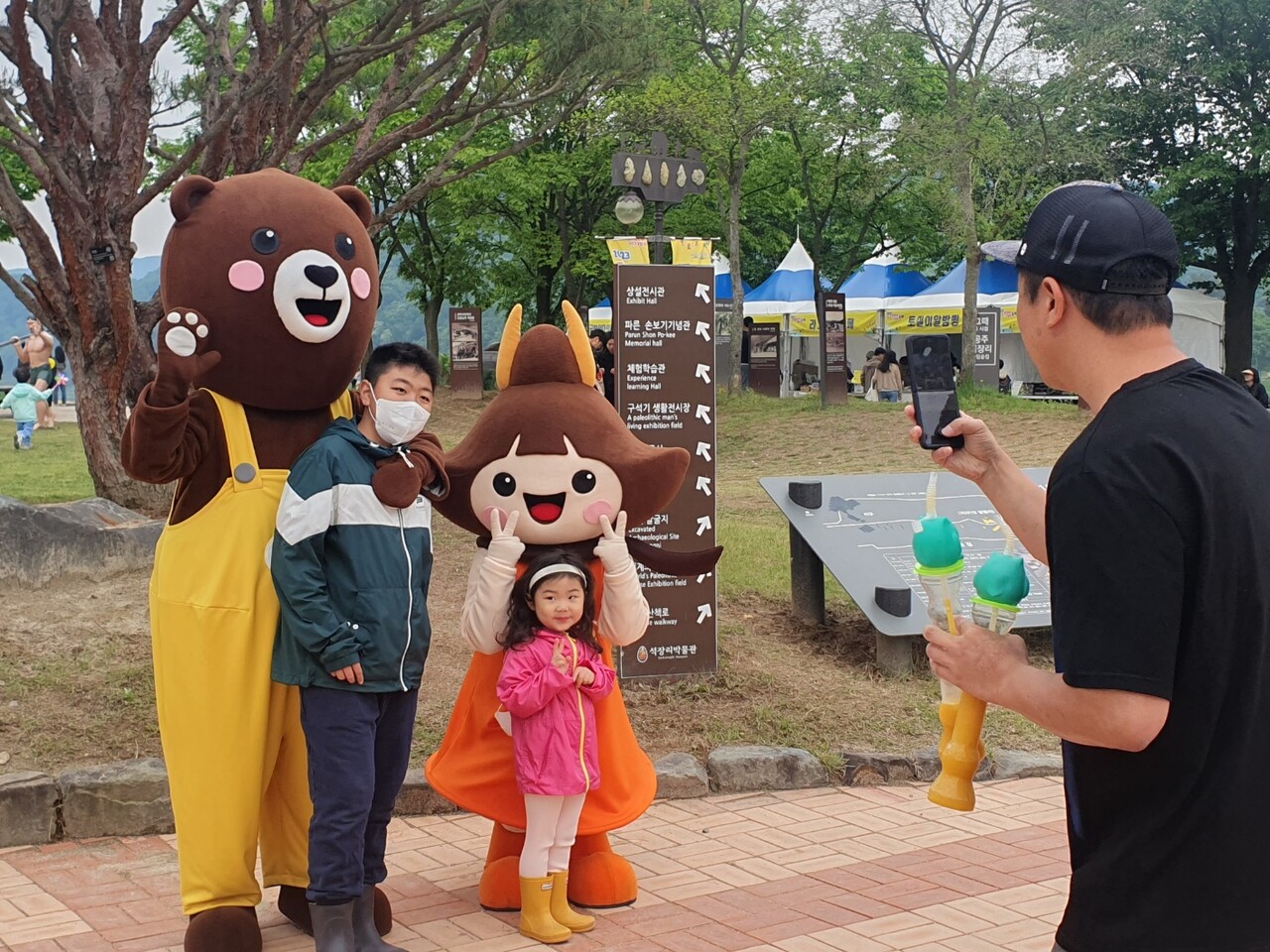 공주시의 마스코트인 고마곰와 공주소녀가 아이들과 포토타임을 갖고 있다. 김다소미 기자. 