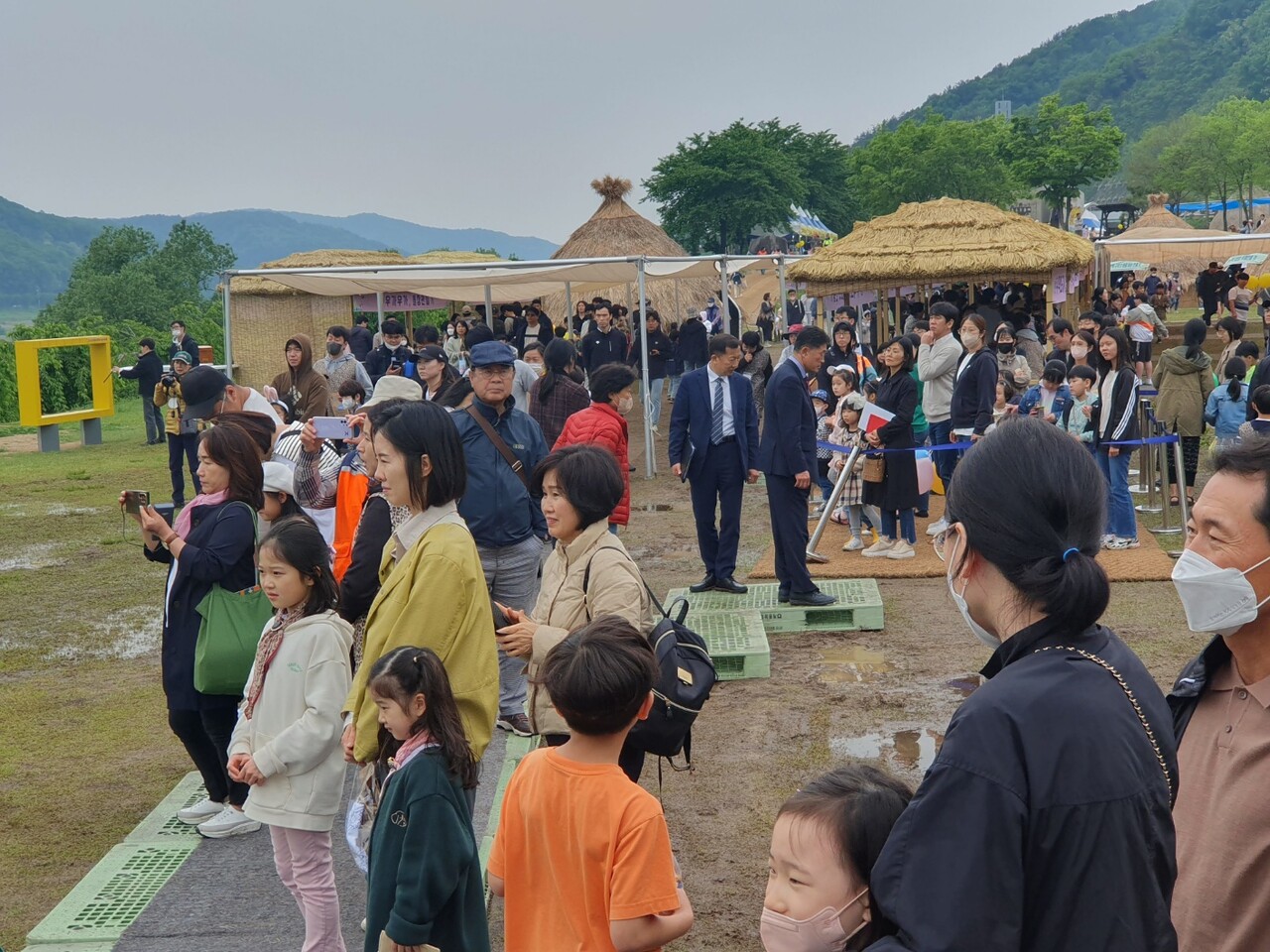 올해 축제는 우천으로 첫날과 둘째날 많은 관광객들이 아쉬워 했지만 다행히 마지말날 비가 내리지 않아 많은 프로그램이 정상 운영되며 관광객이 몰렸다. 체험존 앞에서 줄지어 대기하고 있다. 김다소미 기자. 