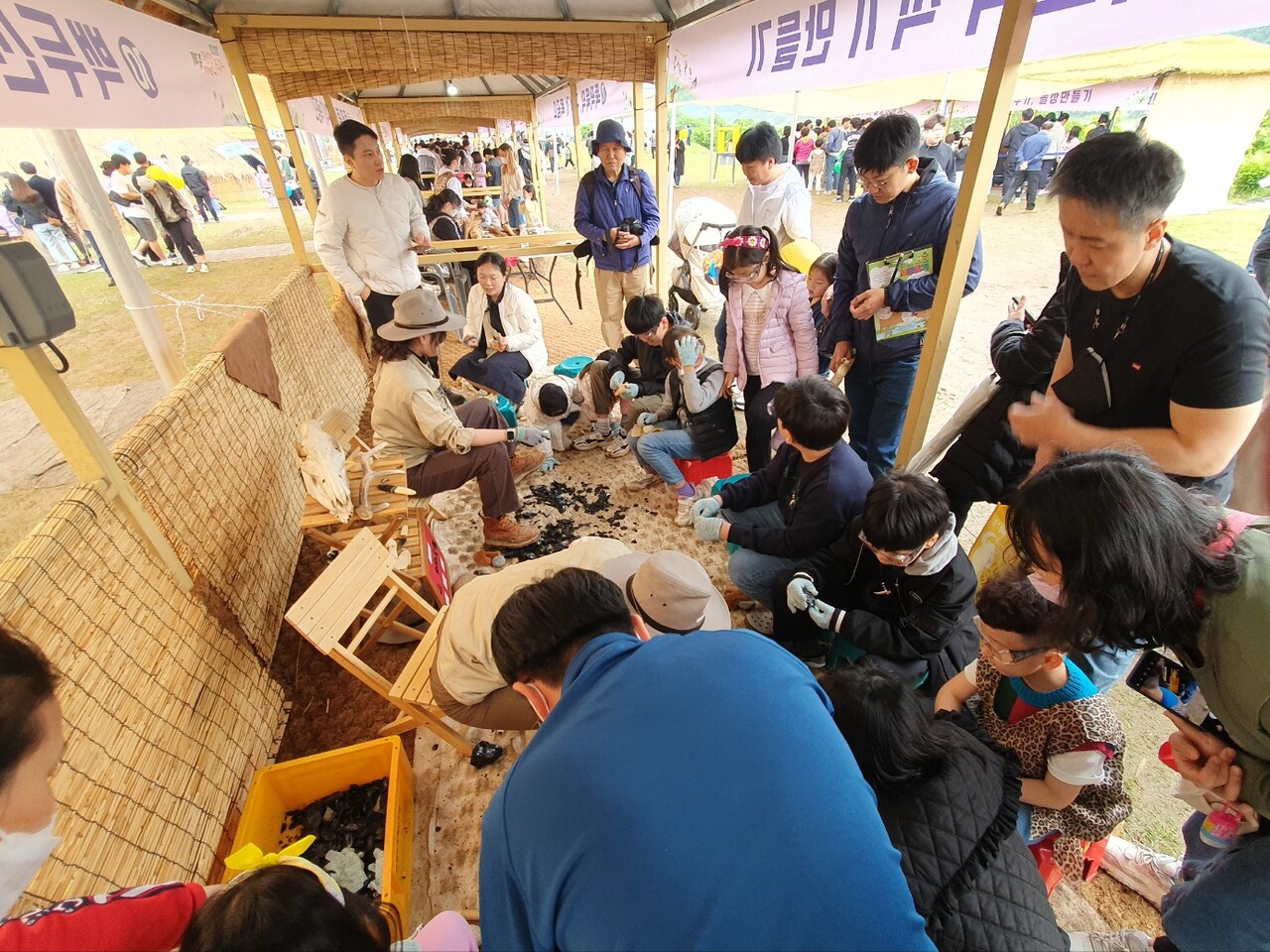 '구석기 흑요석 만들기 체험존'. 많은 아이들이 흑요석으로 뗀석기를 만드는 체험을 하고 있다. 김다소미 기자. 