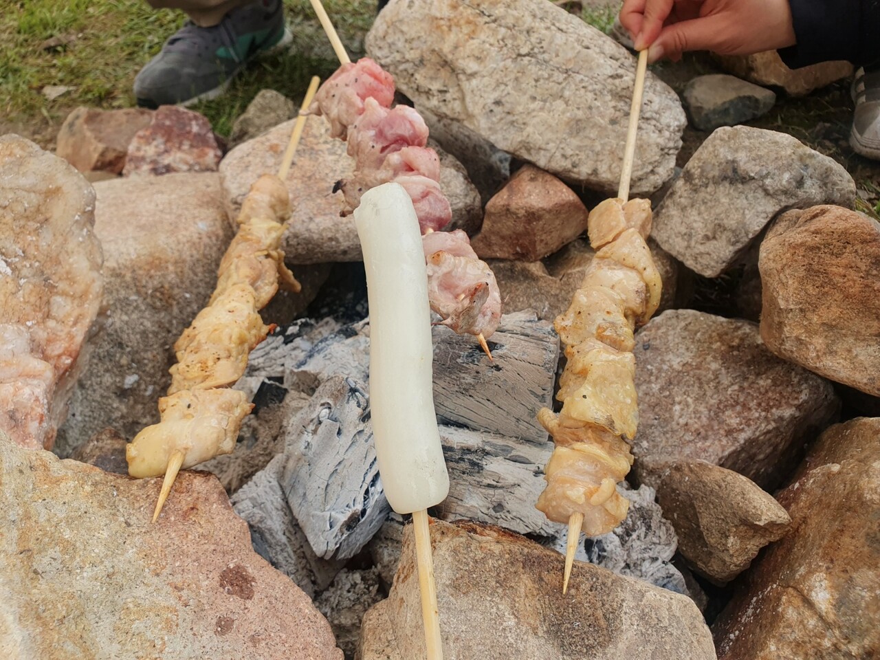 석장리 구석기 축제의 대표 프로그램인 '구석기 음식나라' 체험존. 김다소미 기자. 