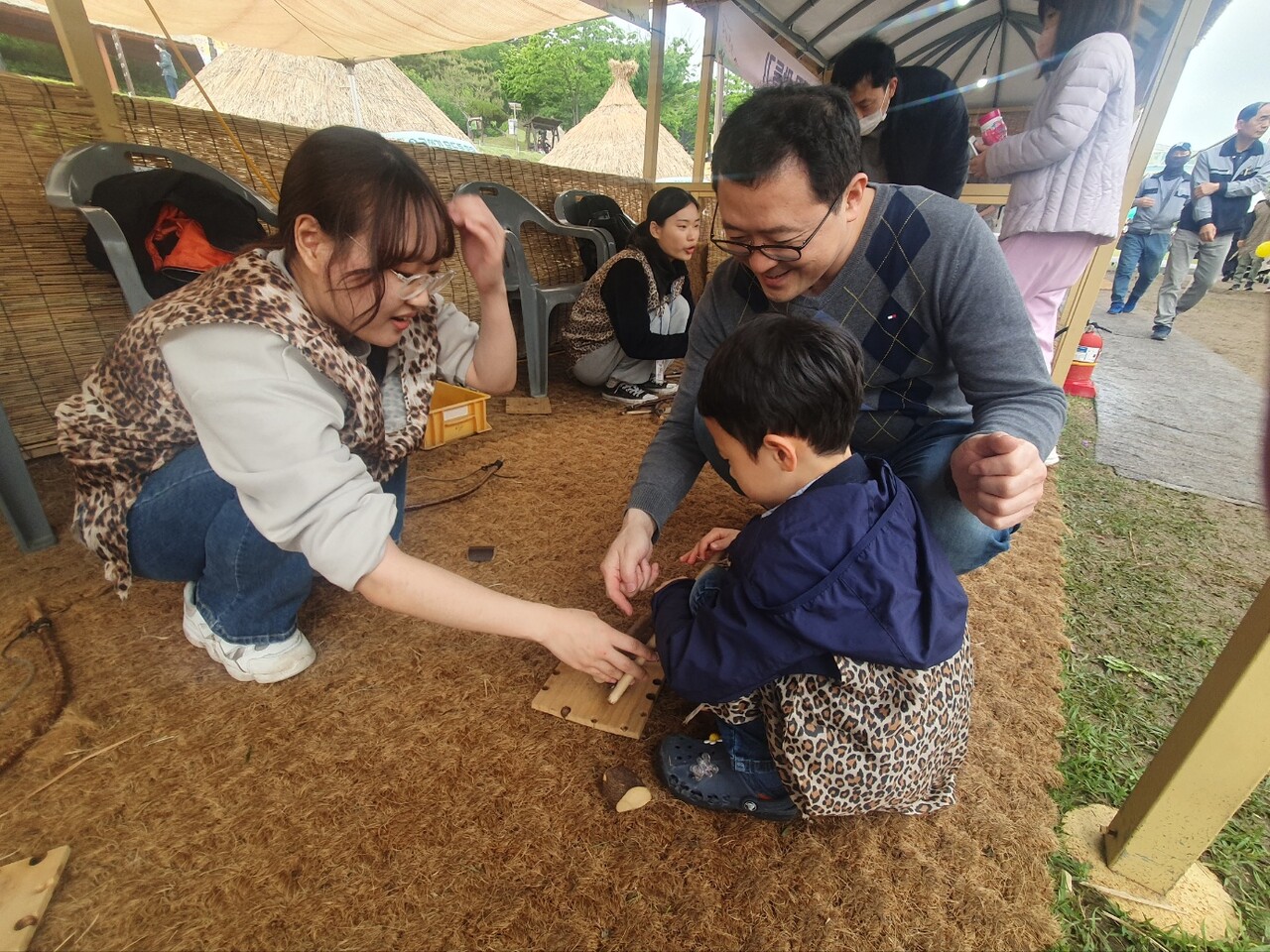한 어린이와 아버지가 구석기 불지피기 체험을 하고 있다. 김다소미 기자. 