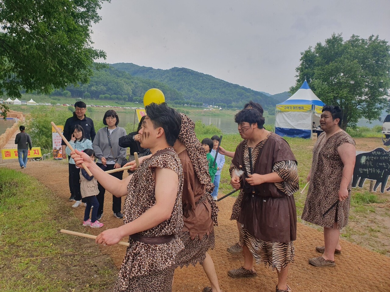 구석기 분장을 한 출연진들이 관광객들과 게임하며 즐거움을 선사했다. 김다소미 기자. 