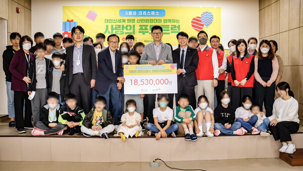 대전신세계 Art & Science가 초록우산어린이재단 대전지역본부와 함께 오는 15일까지 대전지역 양육시설 9개소를 대상으로 ‘행복나눔 푸드트럭’ 을 진행한다. 