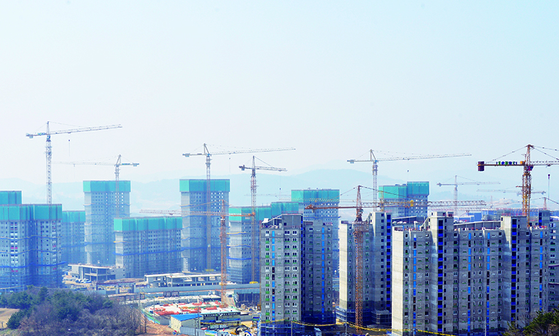 아파트 건설현장의 타워크레인. 자료사진.