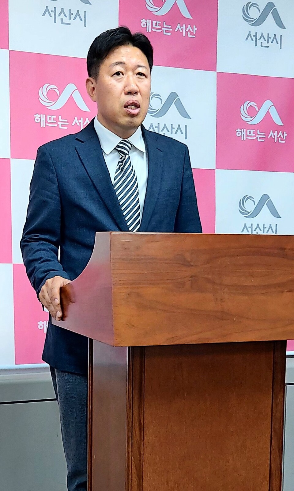 염주노 민주당 전략기획위원회 부위원장이 11일 서산시청 브리핑룸에서 서산공항 예타탈락의 근거와 기준을 제시하라며 기자회견을 하고 있다. 최종암 기자.