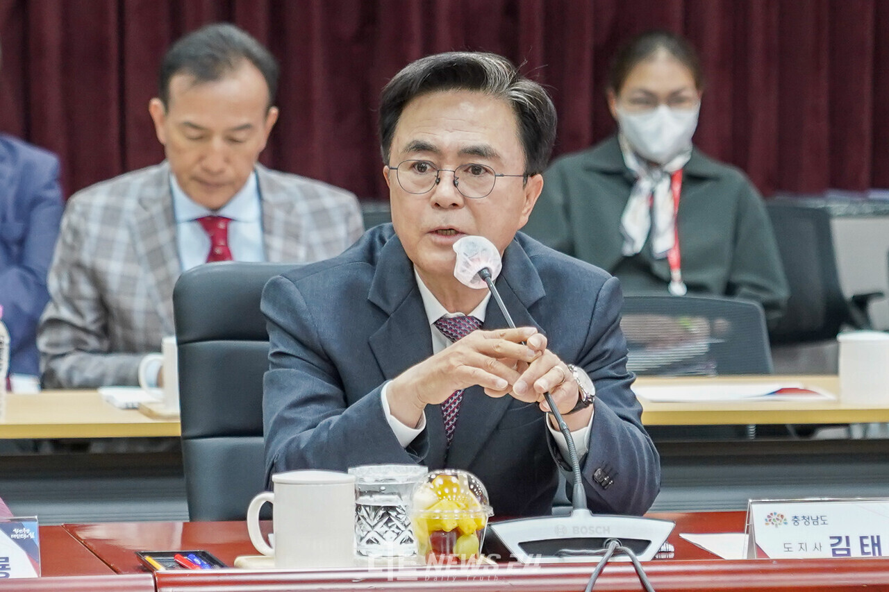 김태흠 충남지사가 11일 도청에서 열린 대기업과 정책간담회에서 지역인재 우선 채용, 탄소중립 동참, 기업 연구소 충남 우선 설립을 요청했다. 유솔아 기자.