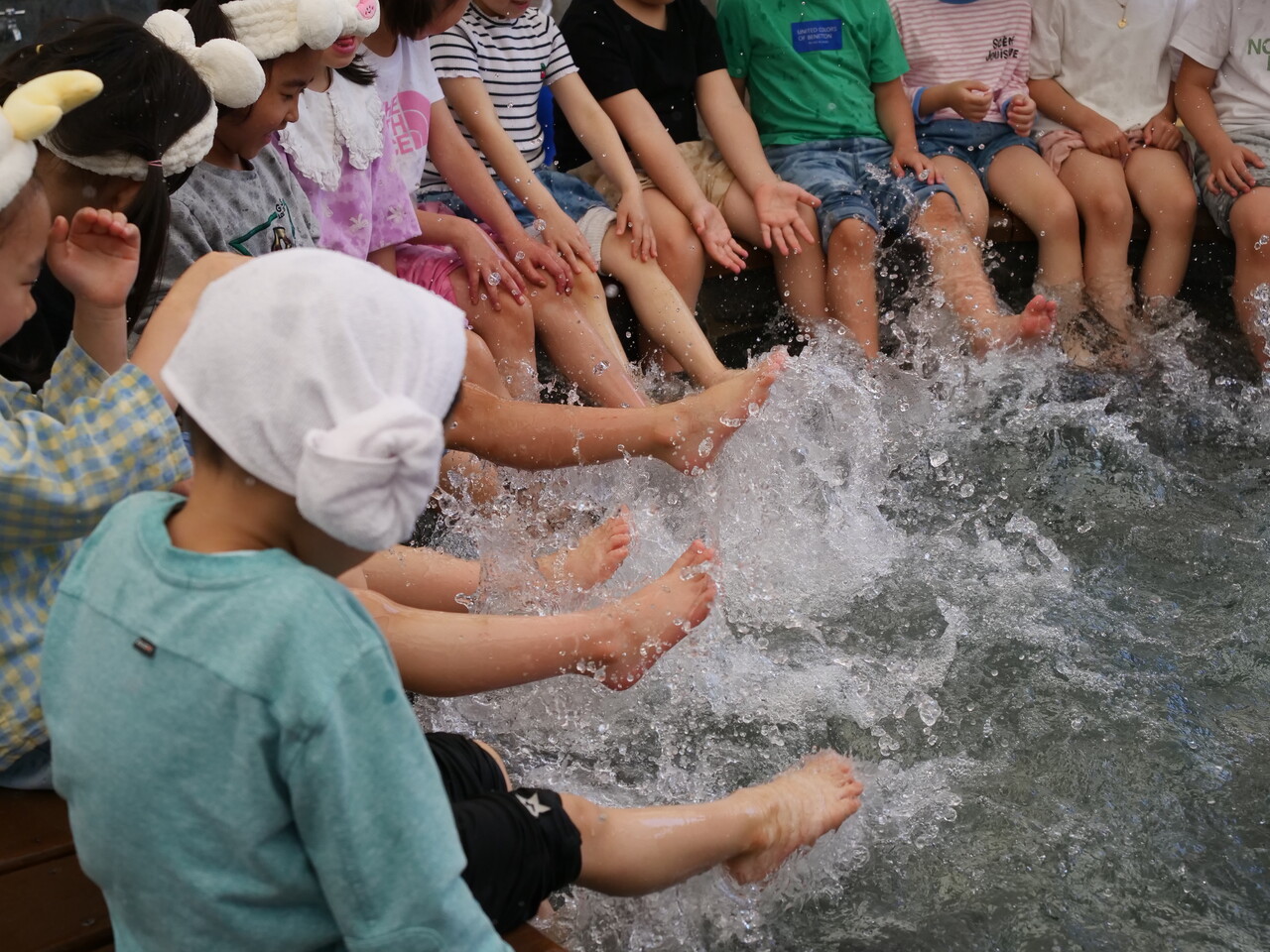 대전 유성구 봉명동 유성온천 족욕체험장에서 아이들이 발을 담그고 족욕을 하고 있다. 최찬룡 영상기자.