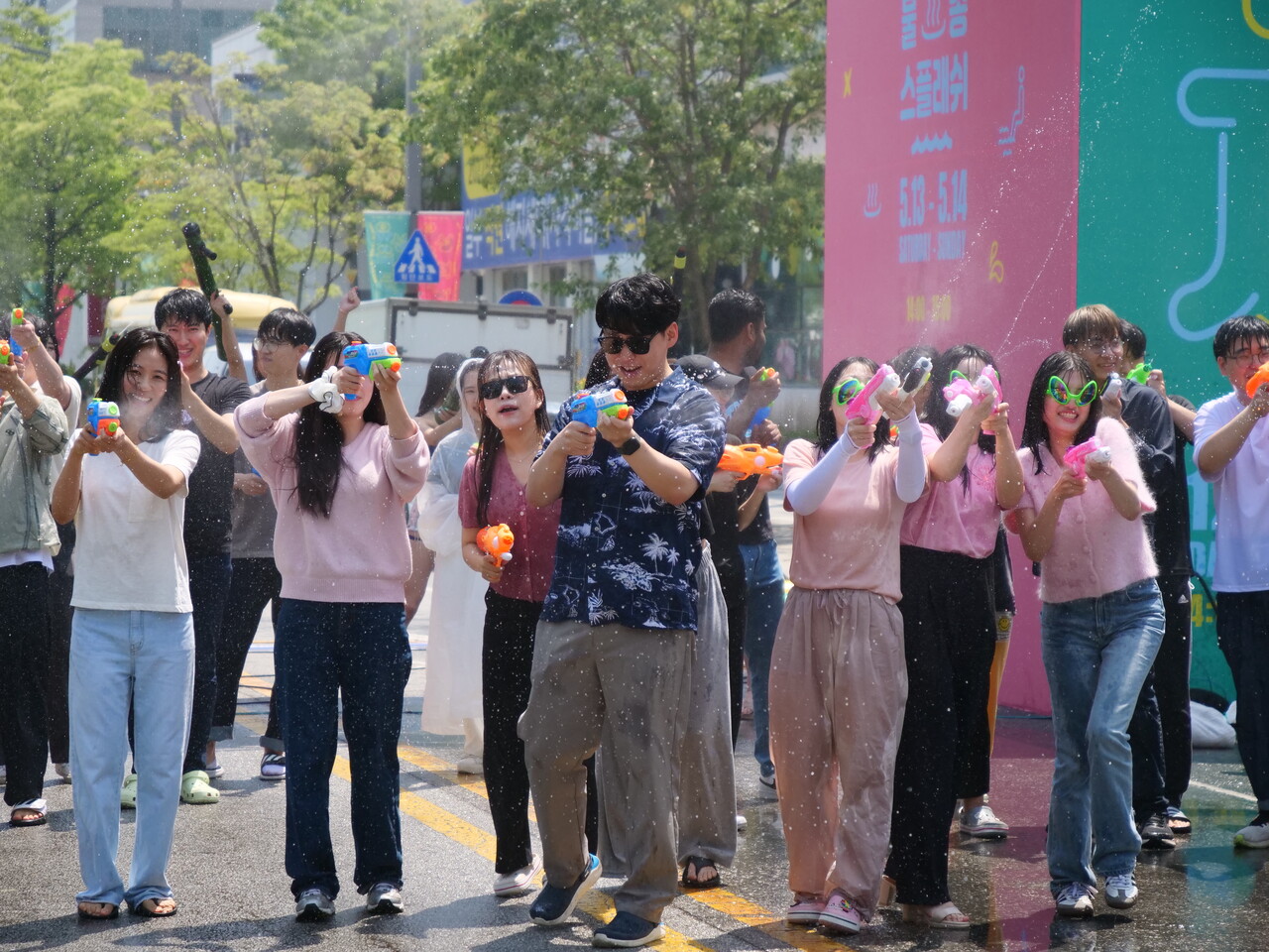 올해 28회째를 맞이한 유성온천문화축제가 더 특별해졌다. 축제 기간인 13~14일 양일간 오후 2시에는 한낮 더위를 식히는 물총 스플래쉬 행사가 진행된다. 최찬룡 영상기자.