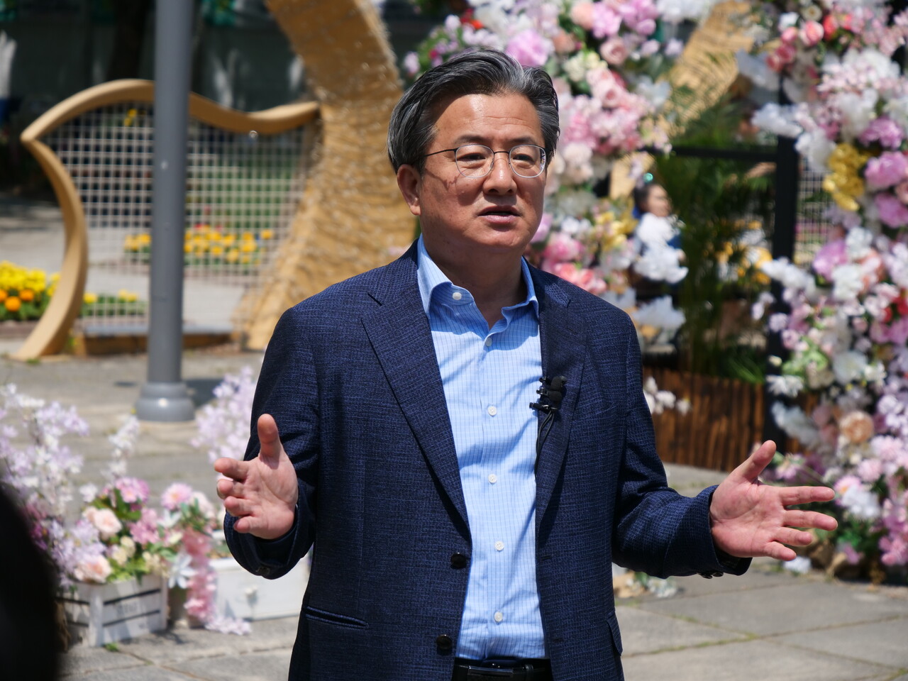 정용래 유성구청장이 올해 열리는 유성온천문화축제의 차별성, 온천지구 활성화 방안 등에 대해 설명하고 있다. 최찬룡 영상기자.