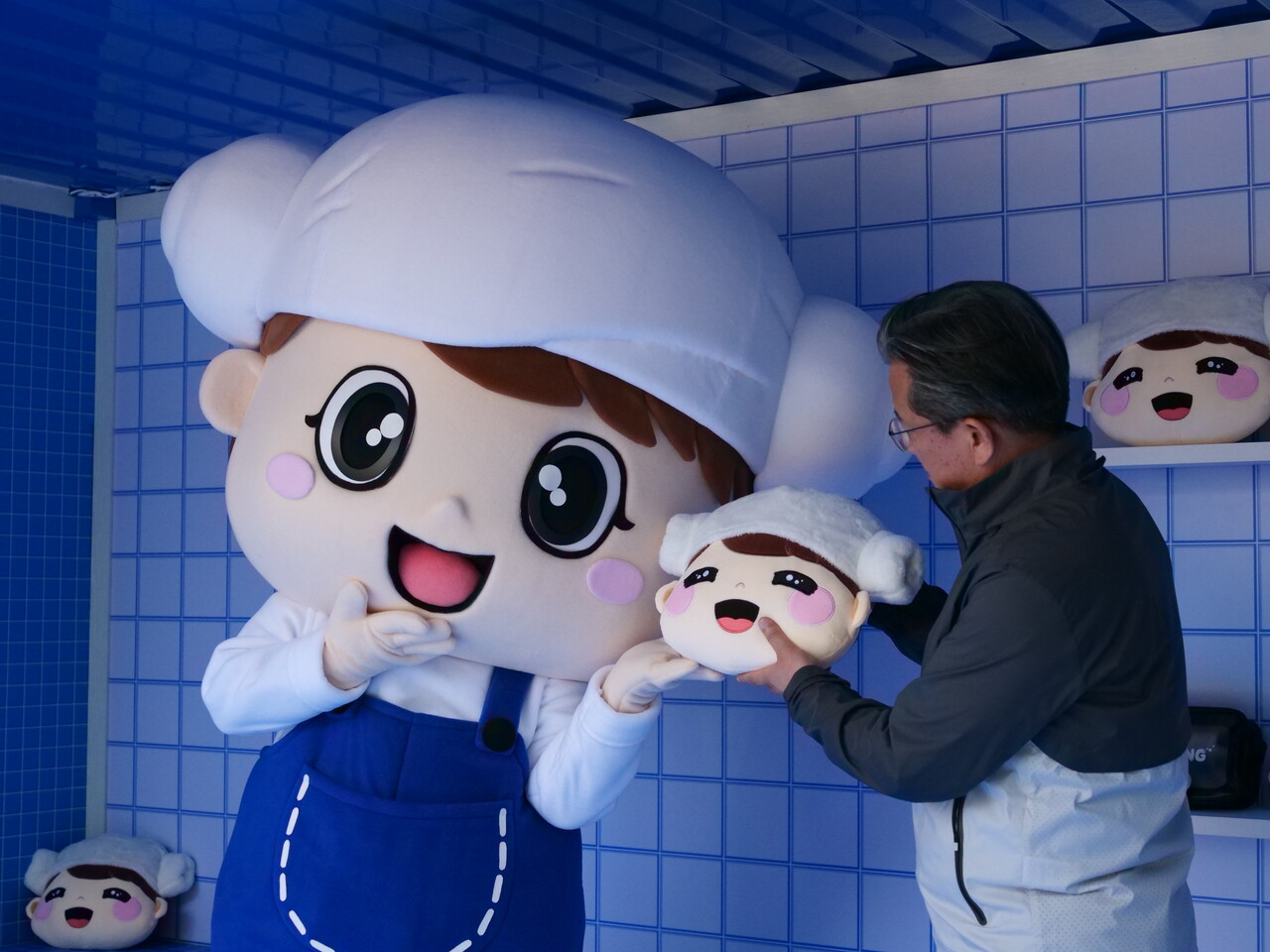 유성구 캐릭터 유성이가 유성온천문화축제 기간 내내 관람객들을 맞이한다. 사진은 유성이 굿즈를 설명하고 있는 정용래 유성구청장. 최찬룡 영상기자.