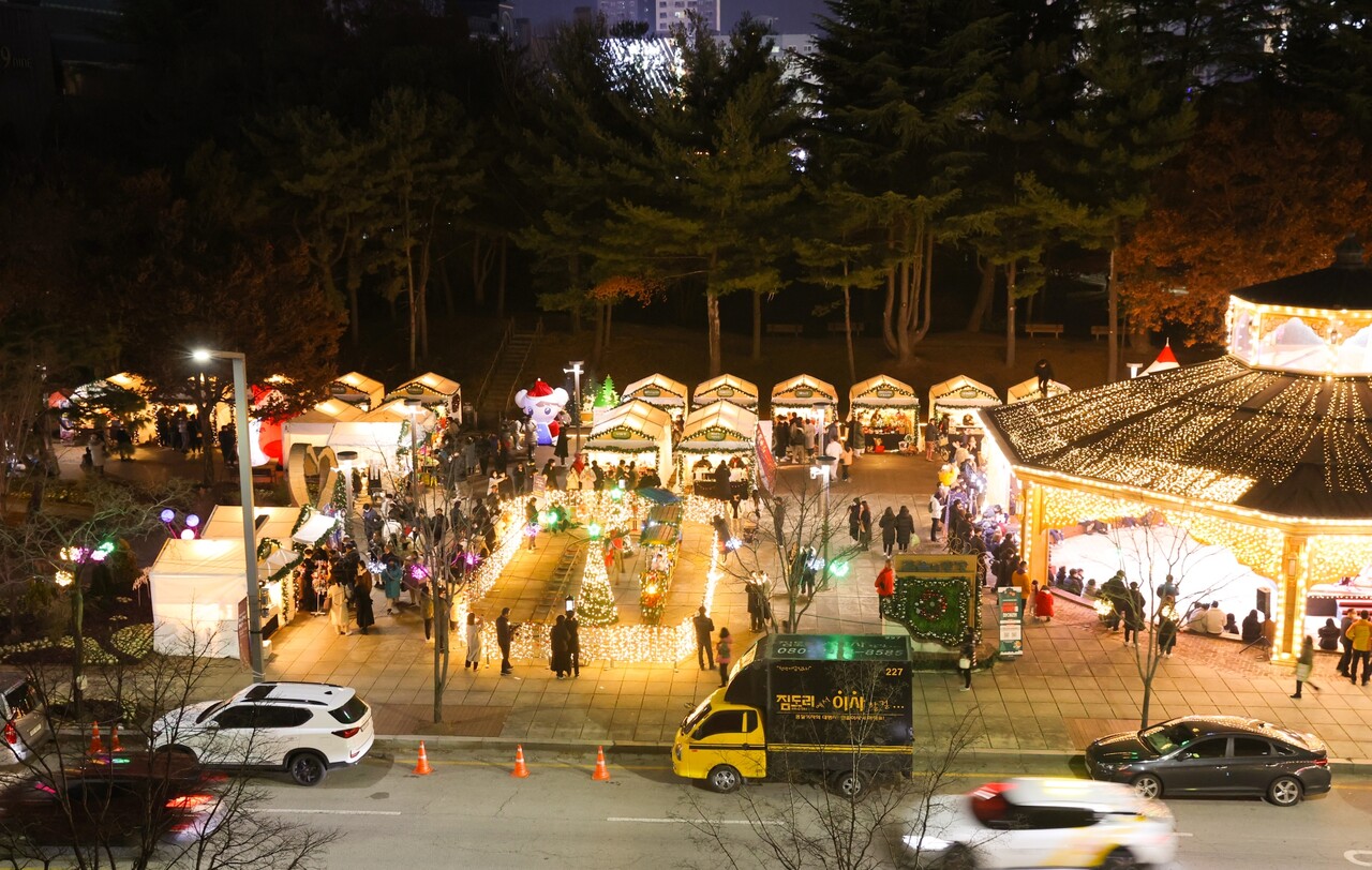 유성 봉명동 일원에서 펼쳐지는 연말 크리스마스 축제 모습. 유성구 제공.