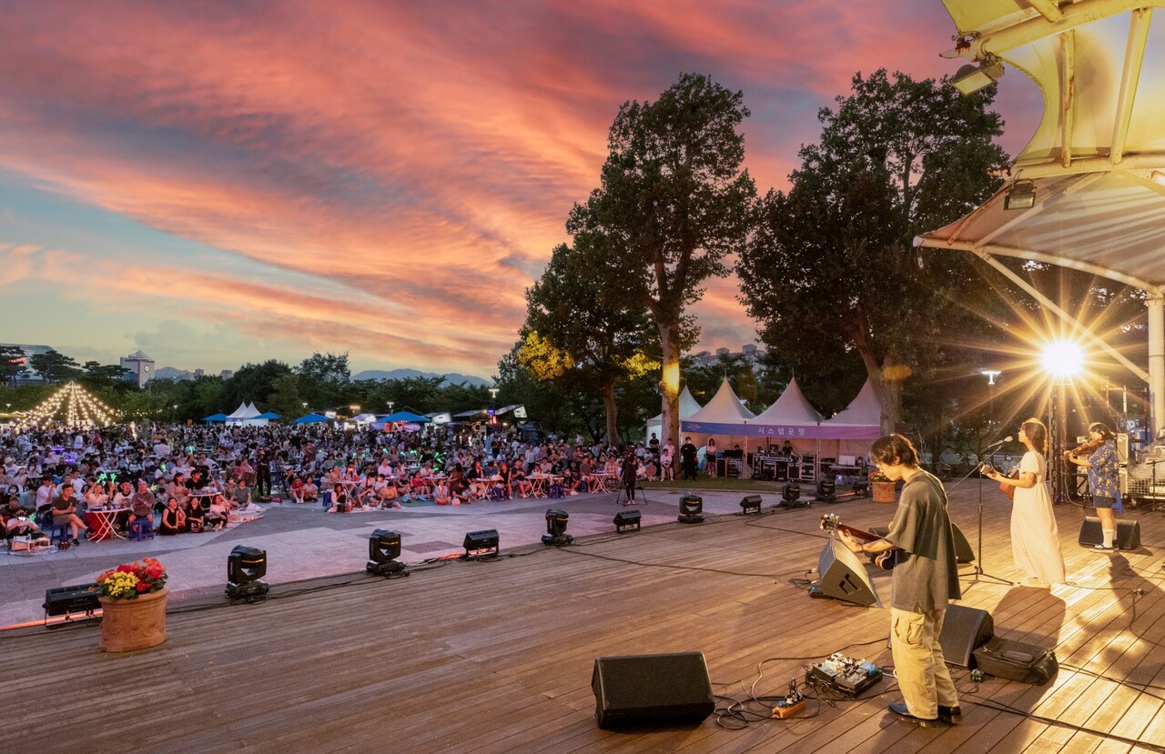 유성구 유림공원 일원에서 펼쳐지는 한여름밤 재즈&맥주 페스타 공연 모습. 유성구 제공.